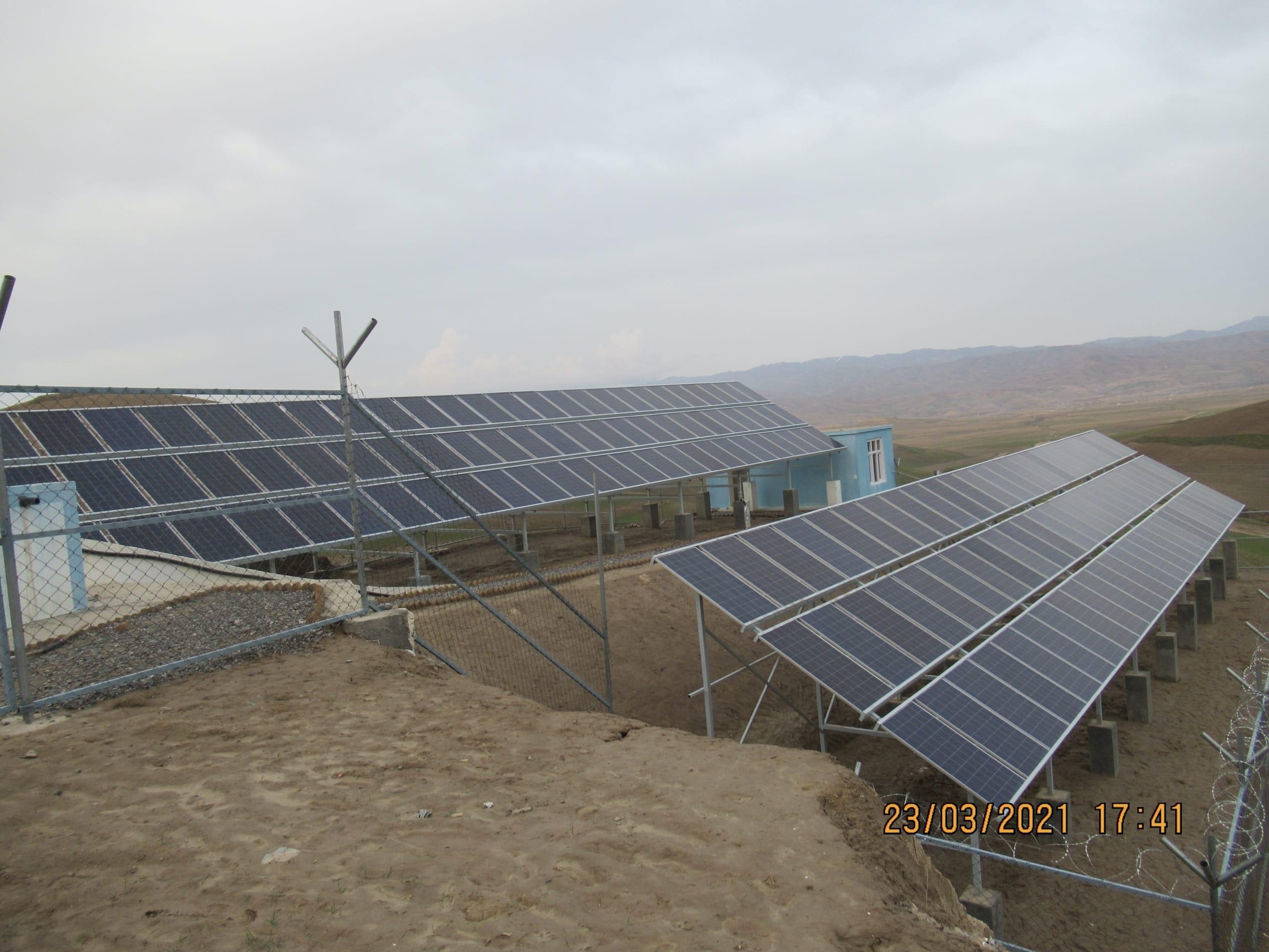 نیروگاه فوتوولتیک که شبکه کوچک را در ولسوالی روستاق ولایت تخار اکمال میکند.
